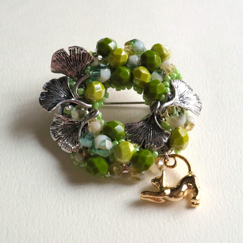 ねこの散歩道　いちょう並木の下で 晩夏