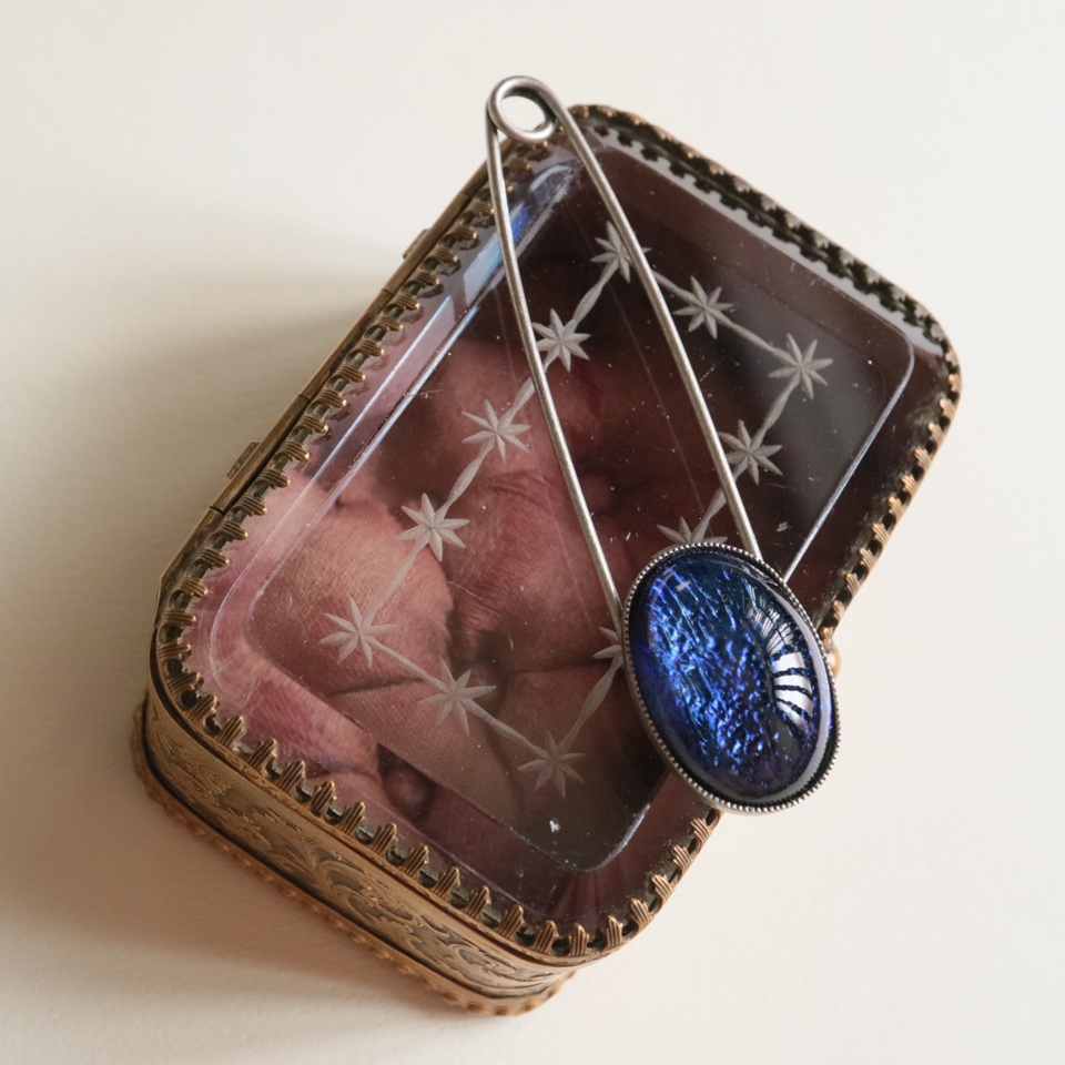 ドラゴンズブレスのストールピン　ミッドナイトブルー